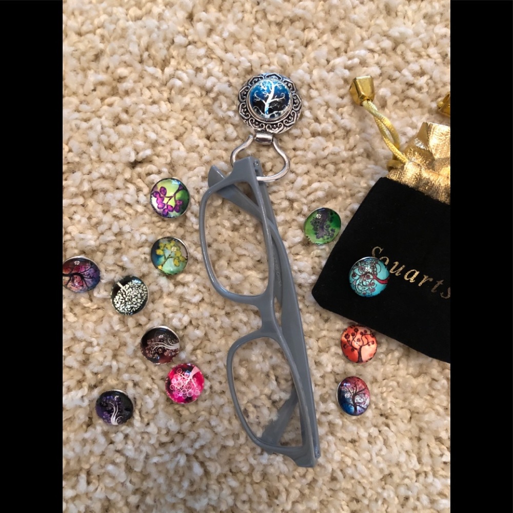 Eyeglasses brooch with interchangeable designs.